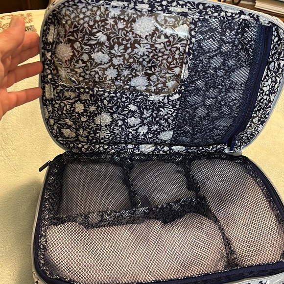 VERA BRADLEY Deluxe Travel organizer. NWT - Picture 2 of 14
